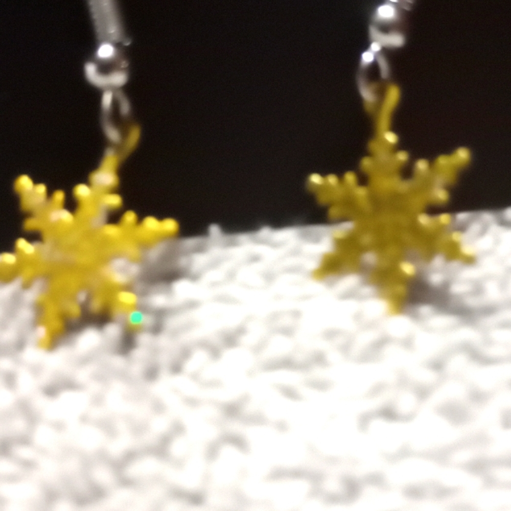 💐NWT Yellow Shiny Snowflake Earrings💐